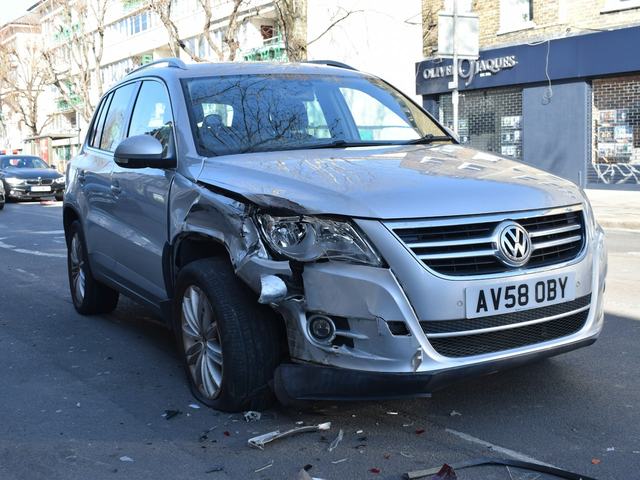 Автомобиль с повреждённой передней частью после аварии